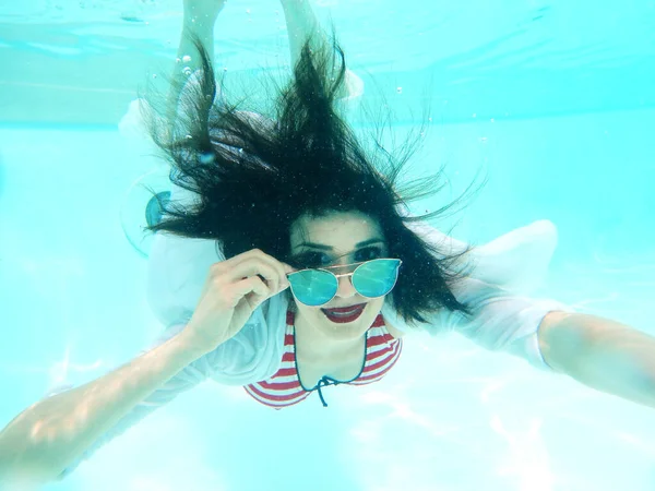 Piscine Belle Femme Portrait Sous Marin Avec Des Lunettes Soleil — Photo