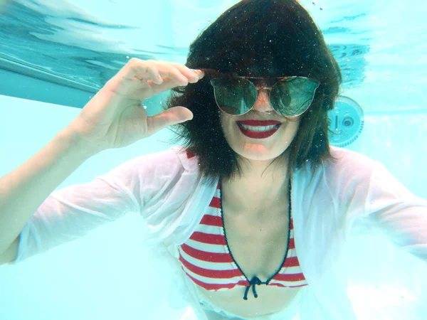 Pool Beautiful Woman Portrait Underwater Sunglasses — Zdjęcie stockowe