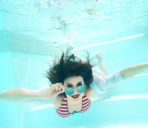Pool Beautiful Woman Portrait Underwater Sunglasses — Stockfoto