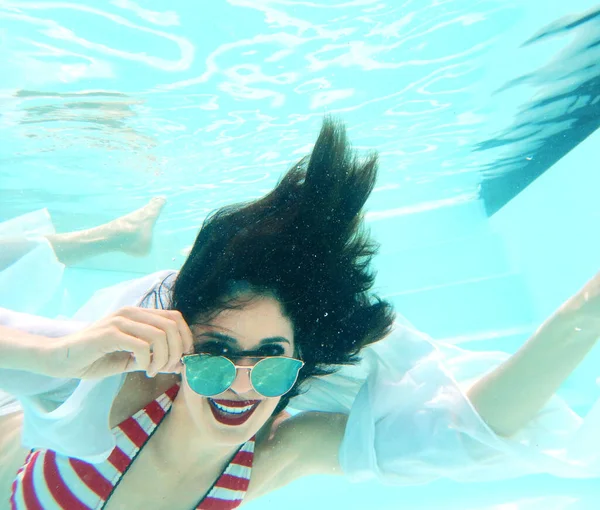 Pool Beautiful Woman Portrait Underwater Sunglasses — стоковое фото