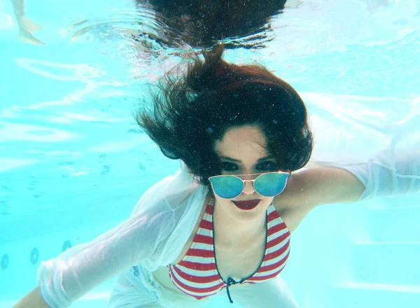 Pool Schönes Frauenporträt Unter Wasser Mit Sonnenbrille — Stockfoto