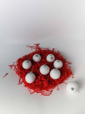 Noel ve Yeni Yıl dekorasyonları beyaz arka planda izole edilmiş ve fotokopi alanı var. Beyaz bayrak, kopyalama alanı, negatif boşluk