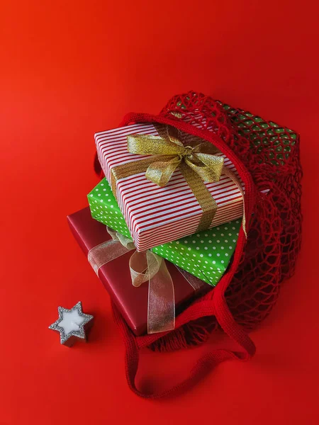 圣诞和新年礼物及红色背景的节日装饰 红色背景的节日贺卡 圣诞树装饰品 明信片节日装饰品 — 图库照片