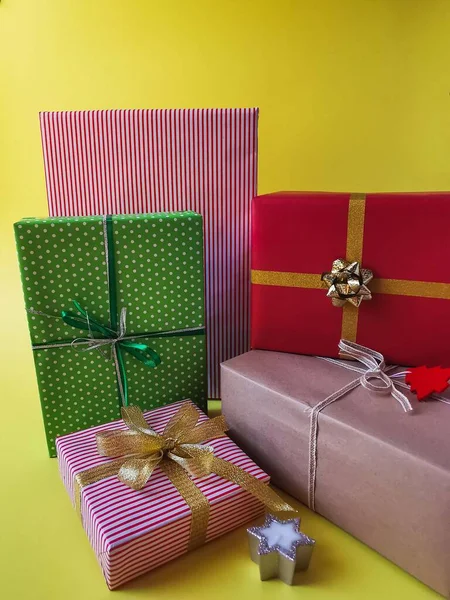 黄色背景的圣诞礼物和新年礼物 黄色背景的节日贺卡 圣诞树装饰品 明信片节日装饰品 — 图库照片