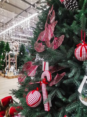 Noel ağacı ve Noel alışveriş mağazasındaki süslemeler, tatil için indirimler. Vitrindeki Noel ağacı. Noel ve yeni yıl için süslemeler. Noel havası
