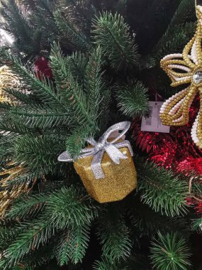 Noel ağacı ve Noel alışveriş mağazasındaki süslemeler, tatil için indirimler. Vitrindeki Noel ağacı. Noel ve yeni yıl için süslemeler. Noel havası