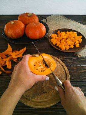 Turuncu balkabakları, balkabağı turtası, çorba, kek, öğle yemeği için kurabiye, akşam yemeği, ahşap kahverengi masa, bıçak...