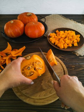 Turuncu balkabakları, balkabağı turtası, çorba, kek, öğle yemeği için kurabiye, akşam yemeği, ahşap kahverengi masa, bıçak...