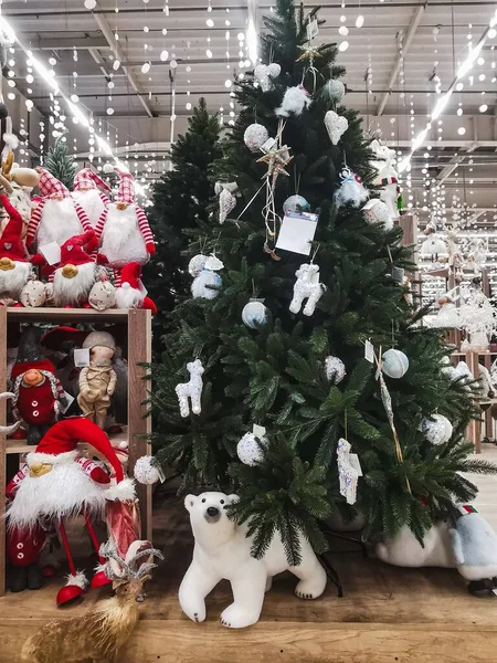 Noel Ağacı Noel Alışveriş Mağazasındaki Süslemeler Tatil Için Indirimler Vitrindeki — Stok fotoğraf