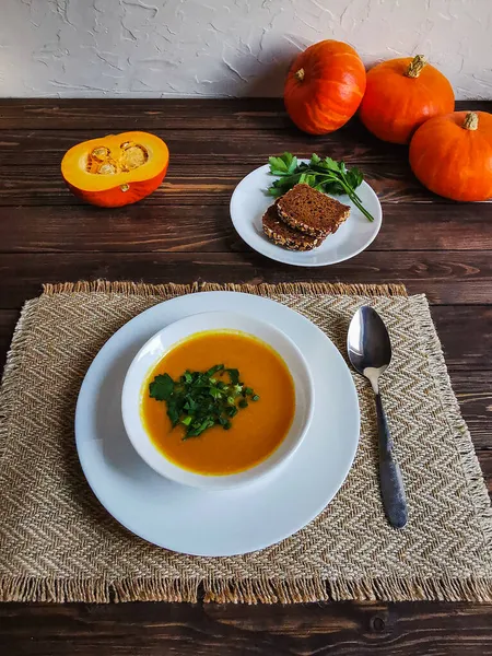 Orangefarbene Kürbissuppe Auf Serviette Weißem Teller Zum Mittagessen Abendessen Schwarzbrot — Stockfoto