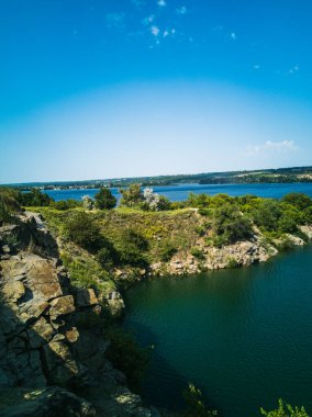 Dağdan körfeze, göl kıyısına, gün ışığında nehre bak. Yamaçtan körfeze kadar yaz manzarası