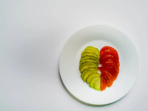 Teller Von Oben Mit Grüner Avocado Und Rotem Tomatenherz — Stockfoto