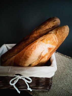 Siyah arka planda sepette bagetler.