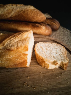 Kesik baget tahtada ve arka planda bulanık baget var.