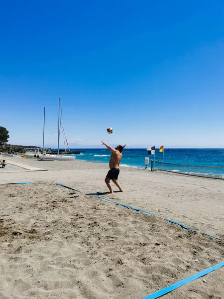 Чоловік Років Грає Пляжному Волейболі Піску Біля Моря — стокове фото