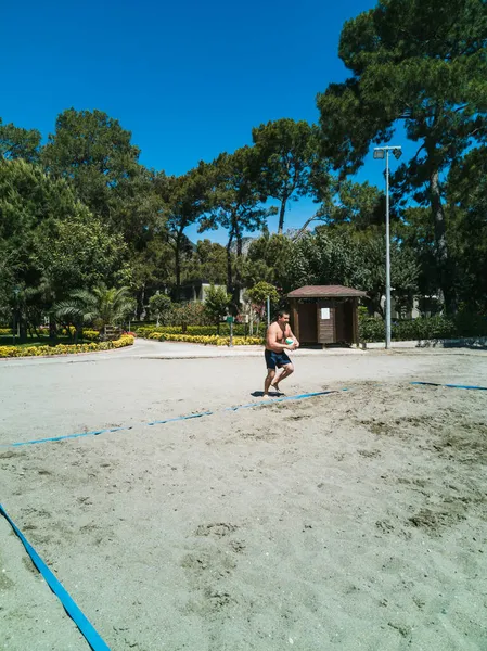 Man Jaar Oud Speelt Beachvolleybal Het Zand Aan Zee — Stockfoto