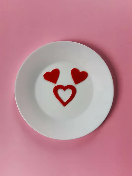 Pink Background White Plate Which Felt Hearts Depict Face Empty — Stock Photo, Image