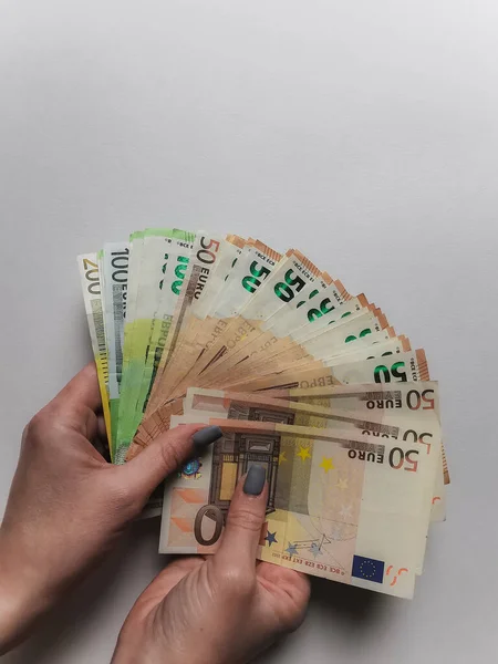 Bir Kızın Ellerinde Beyaz Arka Planda Bir Yığın Euro — Stok fotoğraf