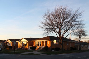 Chicago 'nun köşesindeki tuğladan bir ev.