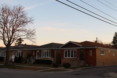 Chicago 'da sokak köşesindeki tuğla bungalov evi.