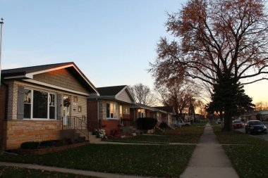 Banliyö mahallesindeki tuğla bungalov evleri