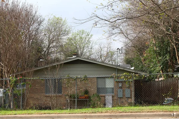 Suburban House Austin — Photo