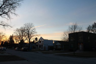 Banliyö mahallesinde yeni bir inşaat evi