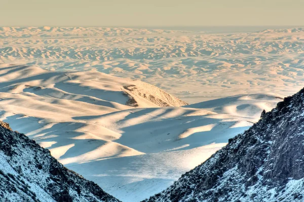 Dağlardan Chuy Vadisi 'ne, kardaki dağlara, seçici odaklanma