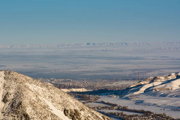 Dağlardan Chuy Vadisi 'ne, kardaki dağlara, seçici odaklanma