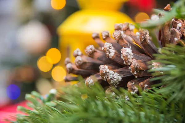 Decoração Natal Cone Pinho Pintado Verde Como Uma Árvore Natal — Fotografia de Stock