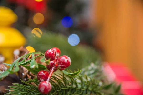 Noel süsü, çam kozalağı Noel ağacı gibi yeşile boyanmış.