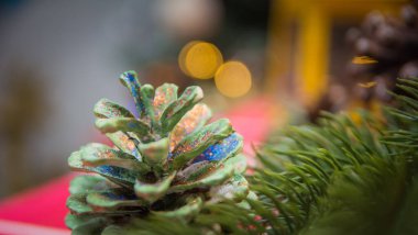 Noel süsü, çam kozalağı Noel ağacı gibi yeşile boyanmış.