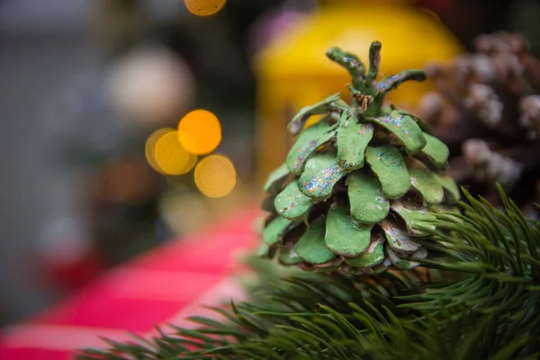 Decoração Natal Cone Pinho Pintado Verde Como Uma Árvore Natal — Fotografia de Stock