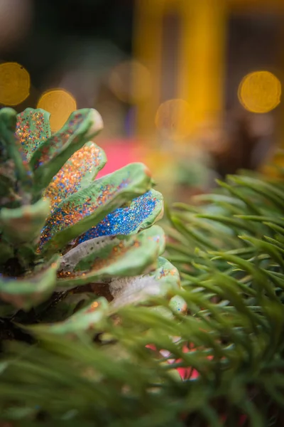 Decoração Natal Cone Pinho Pintado Verde Como Uma Árvore Natal — Fotografia de Stock