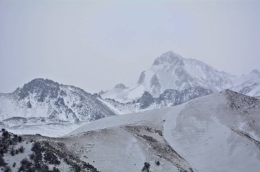 Gün batımında dağ zirveleri, Kırgızistan 'ı Aladin boğazından geçirir. Seçici odak