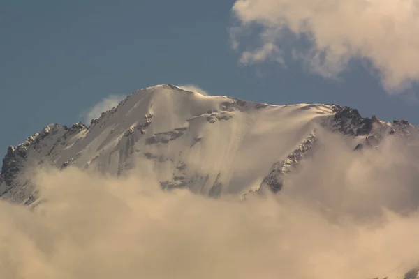 Заснеженные Горы Посреди Облаков — стоковое фото