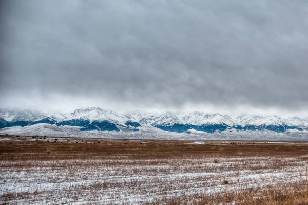 Bashinsky bölgesinde, Naryn bölgesinde, tepe panoraması, seçici odak, arka plan odağı