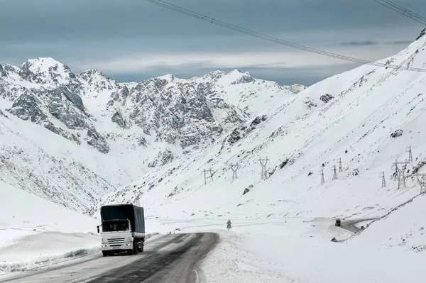 TooAshu dağ geçidinde bir araba.