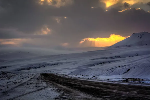 Bishkek Osh karayolu, Suusamyr vadisinde gün doğumu, Kırgızistan