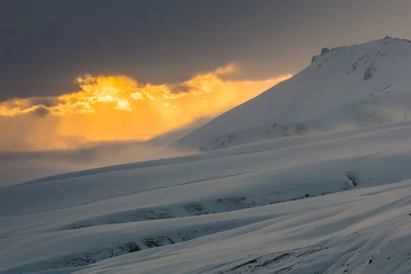 Suusamyr dağlarının zirvelerinde buharlaşma ve karlı rüzgar, seçici odaklanma