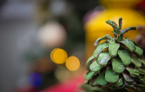 Decoração Natal Cone Pinho Pintado Verde Como Uma Árvore Natal — Fotografia de Stock