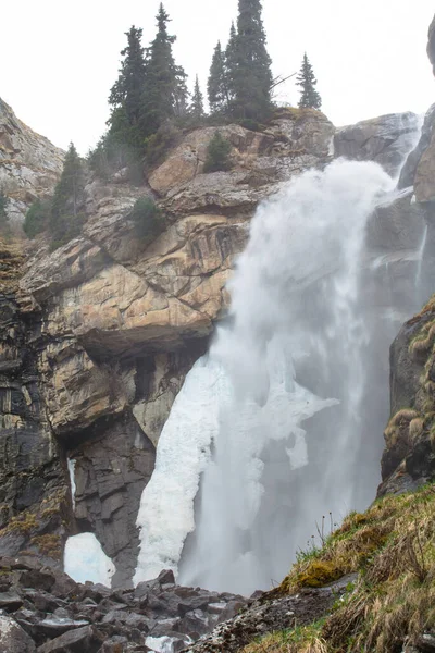 Dağlarda şelale, Kırgızistan 'da Barskoon Issyk-Kul geçidi.