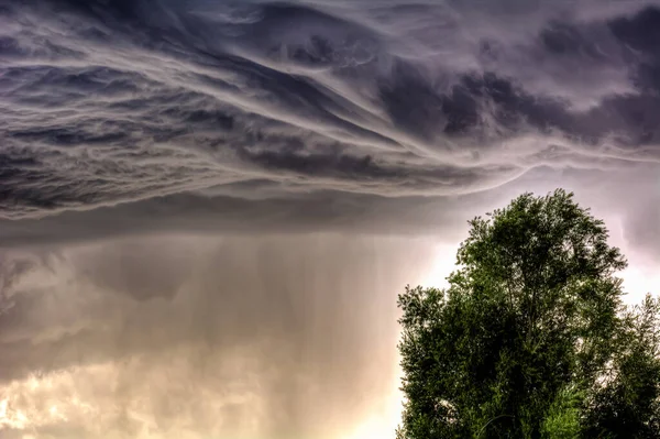 Issykkul üzerinde fırtınalı gökyüzü, Kırgızistan arka plan odağı. Kompozisyonun bir parçası olarak gürültü ve taneciklilik.