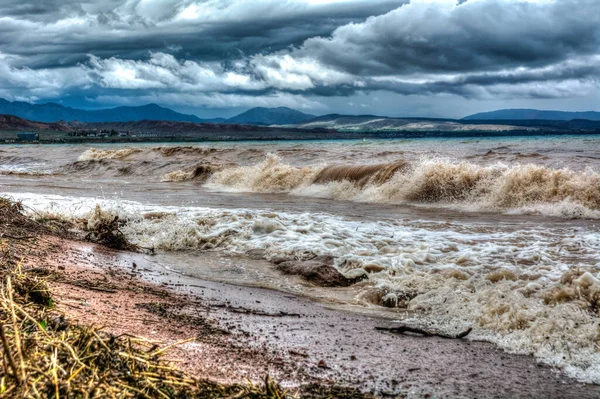 Issyk-Kul gölünde fırtına dalgaları, kirli ama güzel su. seçici odak.