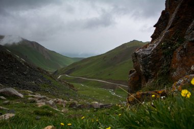 Kırgızistan 'da Son-Kul Gölü' ne giden dağ geçidi.