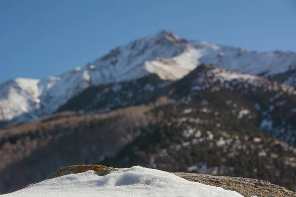 Kırgızistan 'daki Ala-Archa geçidinde dağ ve dağ zirveleri