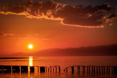 Kırgızistan 'da bir dağ gölünde gün batımı