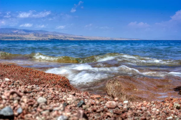 Issyk-Kul Gölü 'nde gün batımı, ön plan odağı