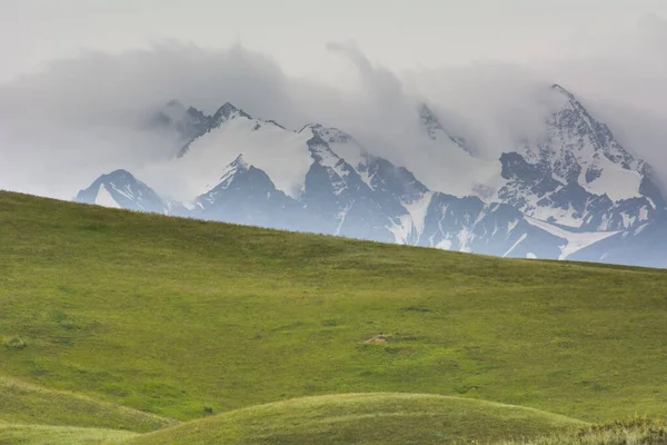 Schneebedeckte Berggipfel Zwischen Den Wolken Kirgisischer Kamm Tschonkurtschak Trakt Land — Stockfoto