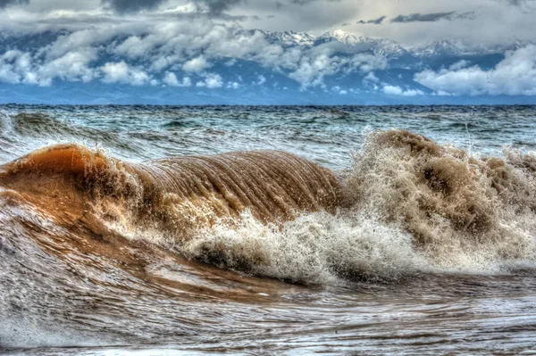 Issyk-Kul gölünde fırtına dalgaları, kirli ama güzel su. seçici odak.